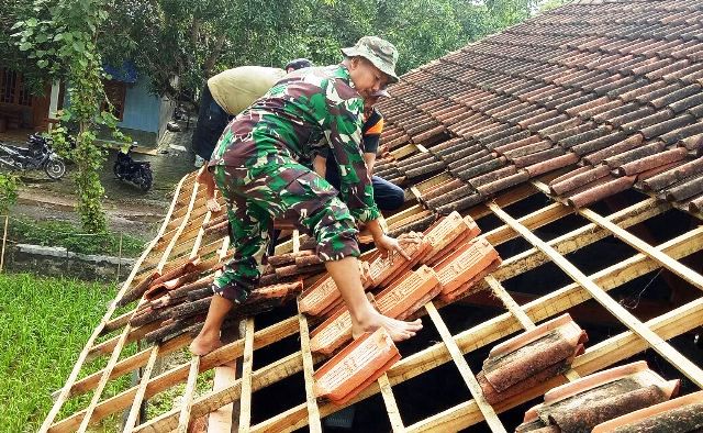 Perbaikan Rumah Dampak Angin Kencang Oleh Koramil 01/ Blora Kota Dan Warga
